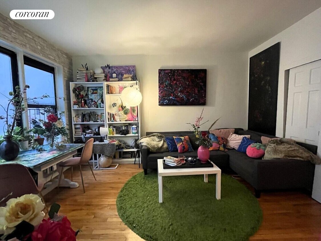 Foto principal - 261 E 71st St