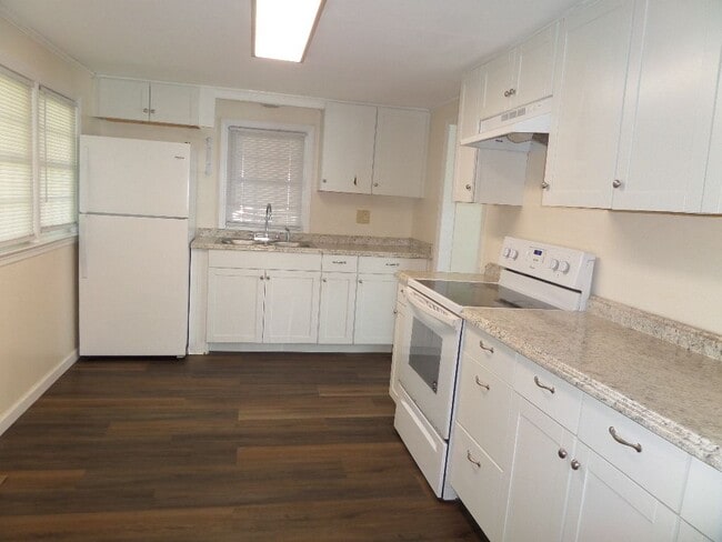 Building Photo - 608 Vail St
