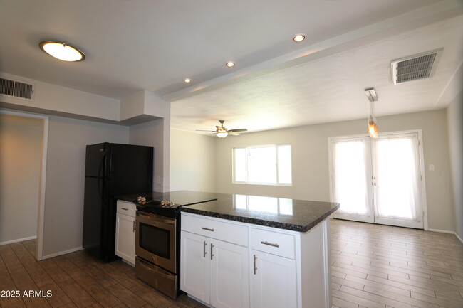 Foto del edificio - 6907 E Earll Dr