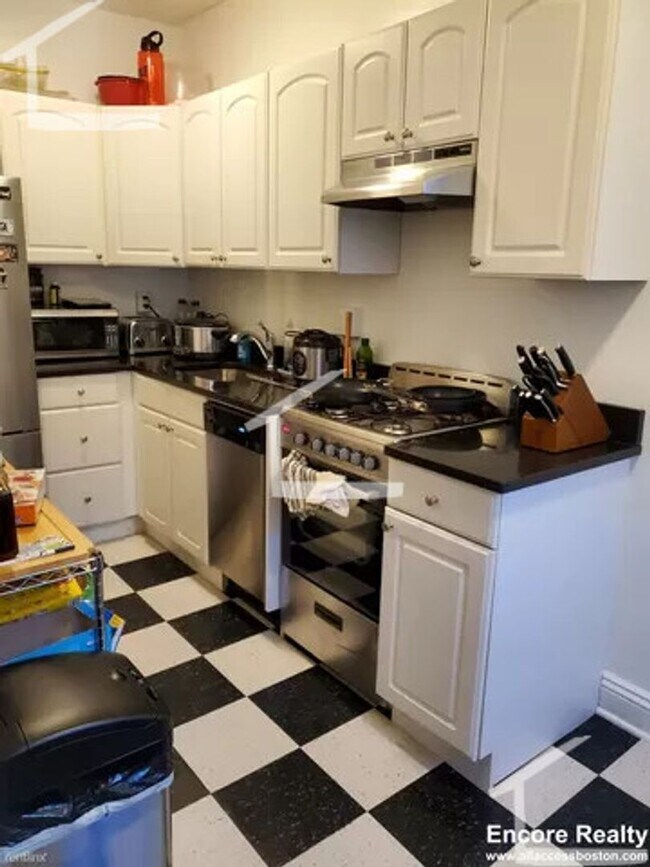 Foto del edificio - 9/1 Charming 1BR with balcony, heat inc on...