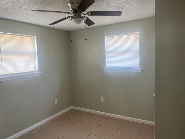 Building Photo - 3025-3027Lauss