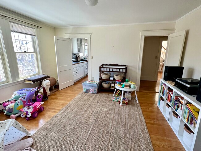 Play area/formal dining - 642 Huron Ave