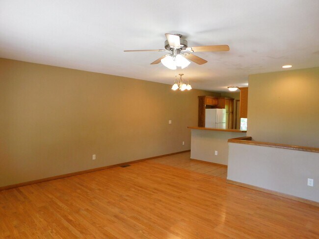 Building Photo - Beautiful 3 bedroom/3 bath triplex unit on...