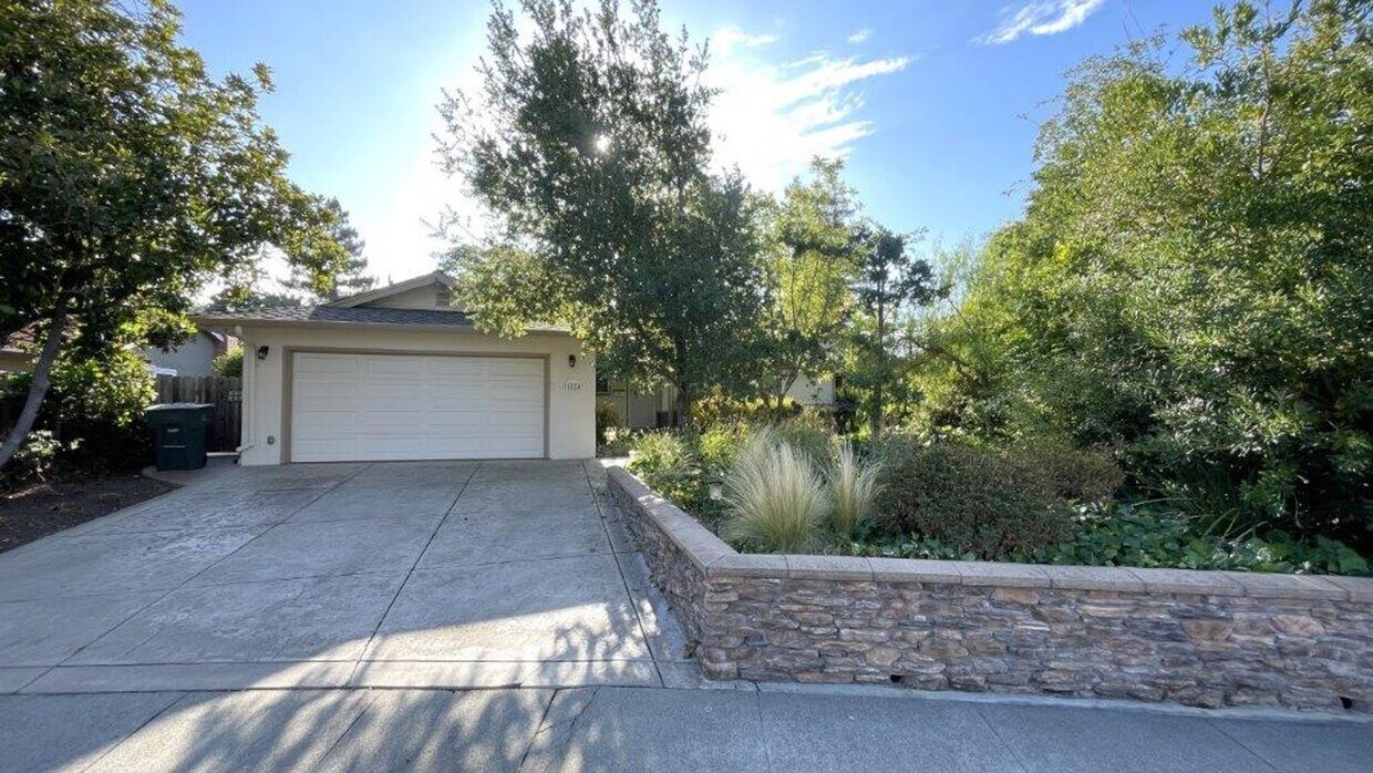 Primary Photo - Concord Beautiful 4 bedroom 2 bathroom hom...