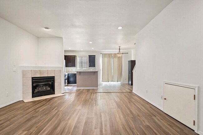 Foto del edificio - 3 Bed/ 3bath Townhome + 1 Car Garage + W/D + Fenced Patio/Yard!