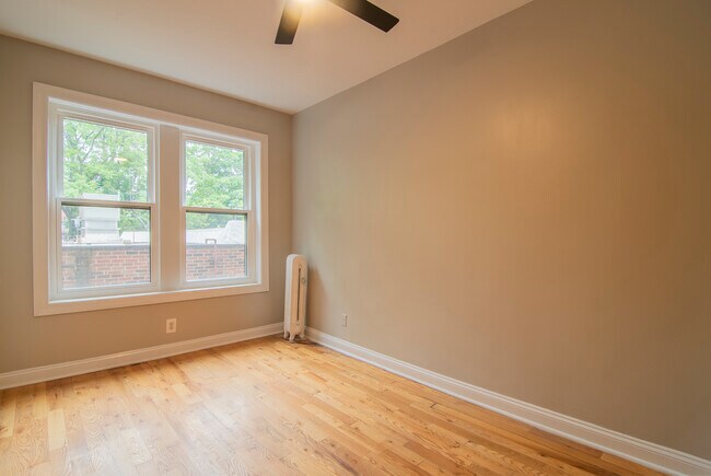 Foto del edificio - 1414 W Pratt Blvd