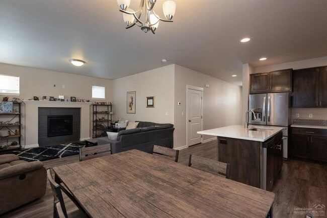 Building Photo - Well maintained home in SE Bend with AC!