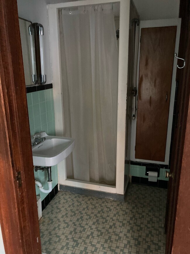 Bathroom - 2112 Wyoming St