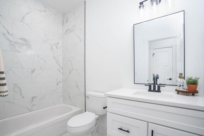 Foto del edificio - 3 bedroom, 2 bath, 3 car garage in Republic!