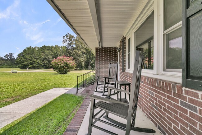 Foto del edificio - Convenient Country Living in this Spacious...
