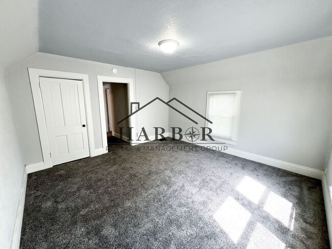 Building Photo - Large Renovated Studio! - SPECIAL! 1 Month Free