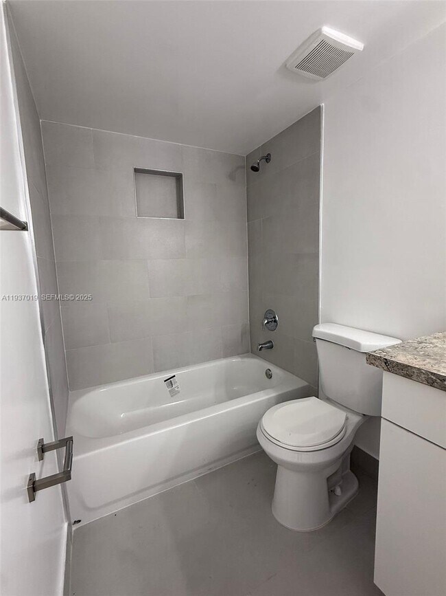 Foto del edificio - 8343 Lake Dr