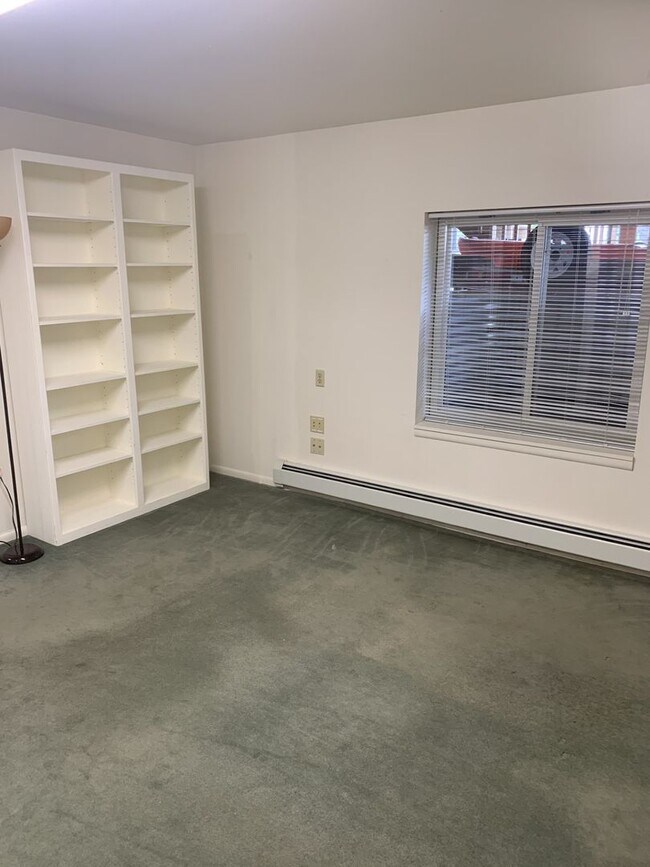Foto del edificio - *UTILITIES INCLUDED!* Two Bedroom Apartmen...