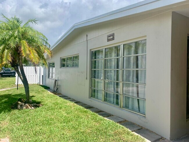 Foto del edificio - 4719 Sutton Terrace S