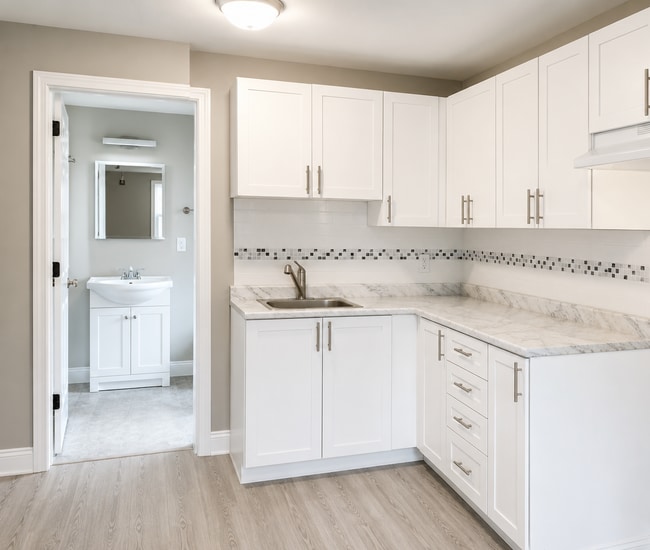 Building Photo - 144 King St W