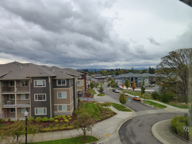 Building Photo - Upper Level Condo w/ Balcony