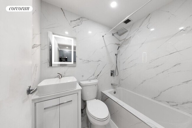 Foto del edificio - 447 W 47th St