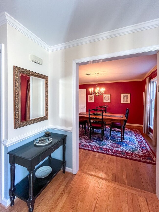 Foto del edificio - Furnished 3-Bedroom Home Near Darden - UVA