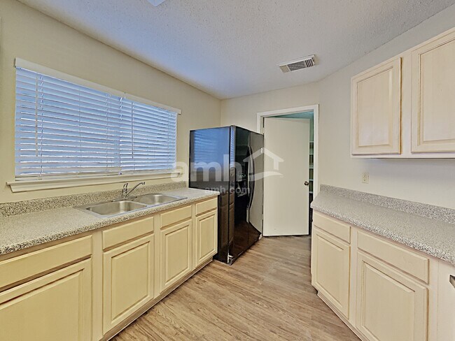 Foto del edificio - 7803 Gideon Rock