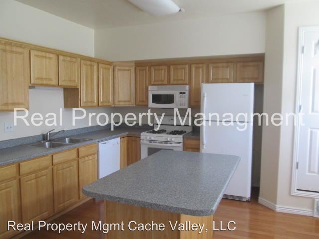 Building Photo - 226 Hidden Creek Dr