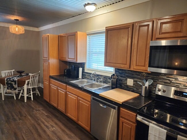 Fully Furnished Kitchen - 118 Blyth Rd