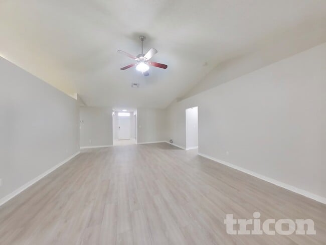 Foto del edificio - 1267 Summit Oaks Dr E