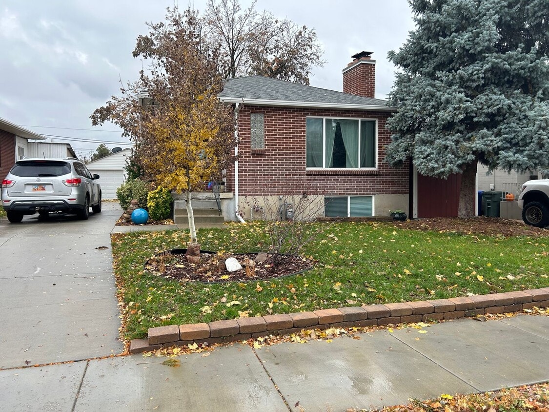 Primary Photo - Beautiful Updated 3 Bed, 2 Bath Home Near ...