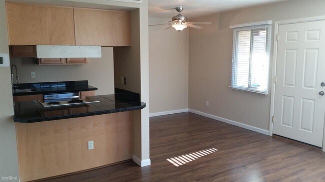 Building Photo - 2 br, 1 bath Townhome - 4100 N 81st St