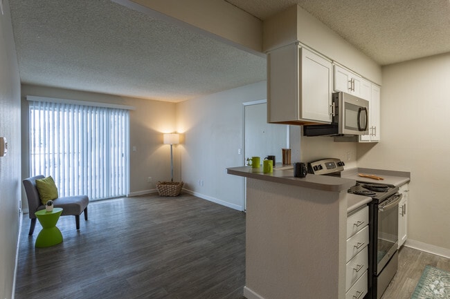 1BR, 1BA - 600 SF - The Huntington