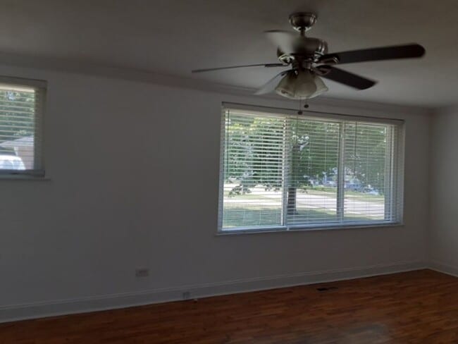 Building Photo - Duplex located in the heart of Oak Ridge.