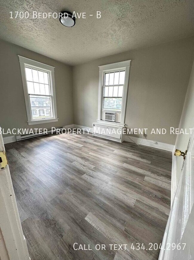 Foto del edificio - Two Bedroom Upper Level Duplex off Bedford...