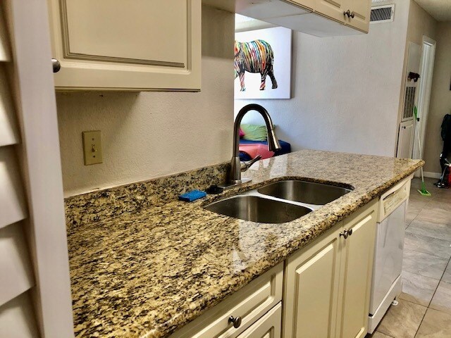 Building Photo - 2550 N Alafaya Trail