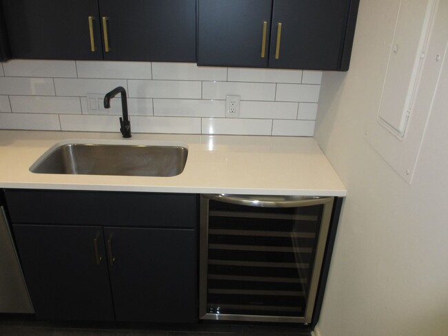 Building Photo - 501 Fenton Pl  Unit # O