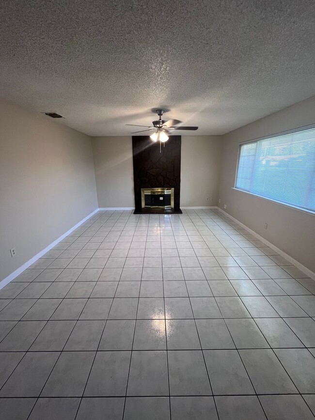 Building Photo - NICE UPDATED HOME IN SACRAMENTO!!