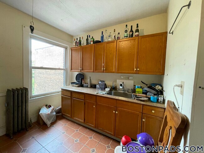 Building Photo - 192 Kelton St