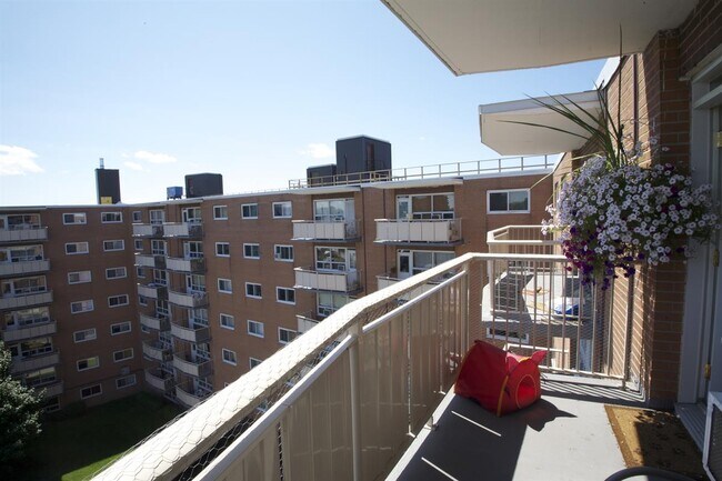 Photo du bâtiment - The Voyageur Apartments