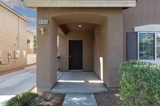 Foto del edificio - HUGE 5 BEDROOM, 3 BATH 2 STORY HOME IN GATED COMMUNITY NEAR SOUTHERN HIGHLANDS