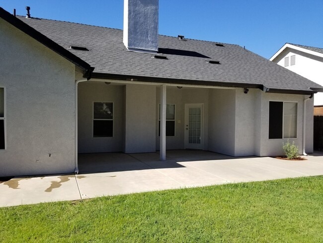 Building Photo - New interior & exterior paint, new applian...