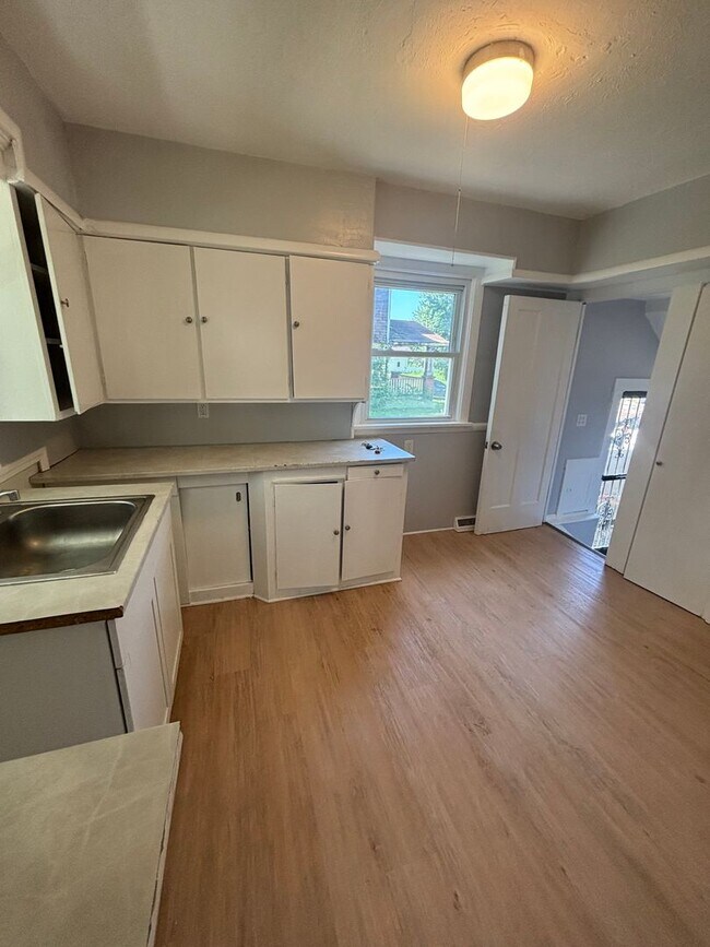 Building Photo - 14014 Idarose Ave