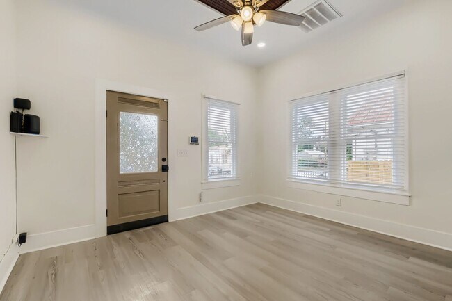 Foto del edificio - Beautifully Remodeled Dignowity Hills Home | Minutes to The Pearl, Downtown & Parks!