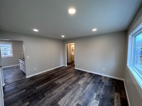 Building Photo - 873 E Barrett Ave