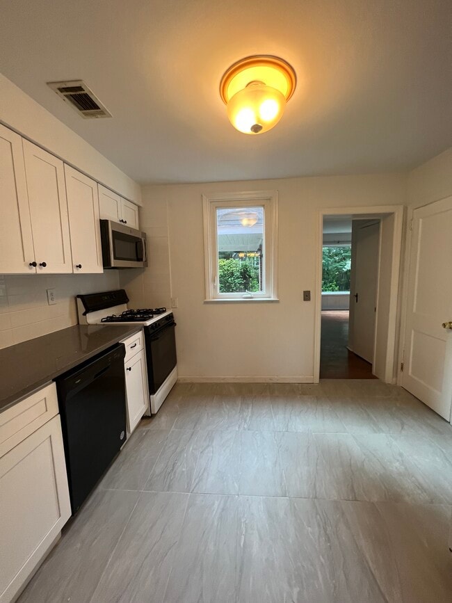 Building Photo - 845 Delmont Dr