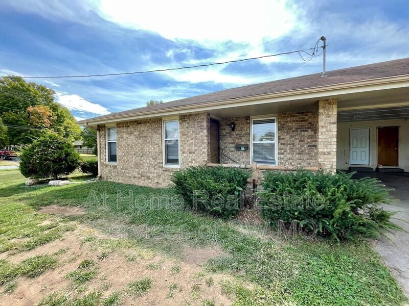 753 S Campbell Ave Unit A, Springfield, MO 65806 Condo for Rent in