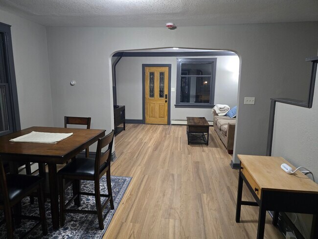 Foto del edificio - 1825 E 5th St