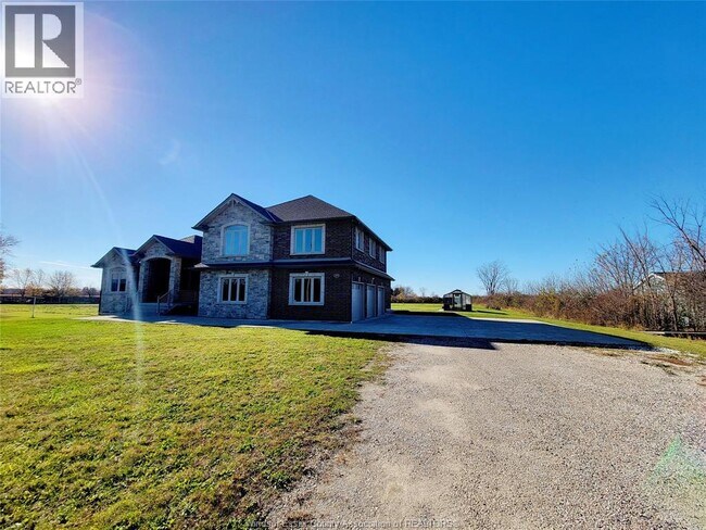 Photo du bâtiment - 7835 Broderick Rd