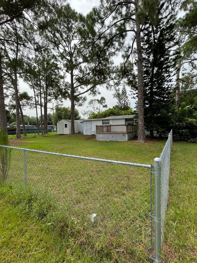 Building Photo - Adorable 3 bedroom 2 bathroom