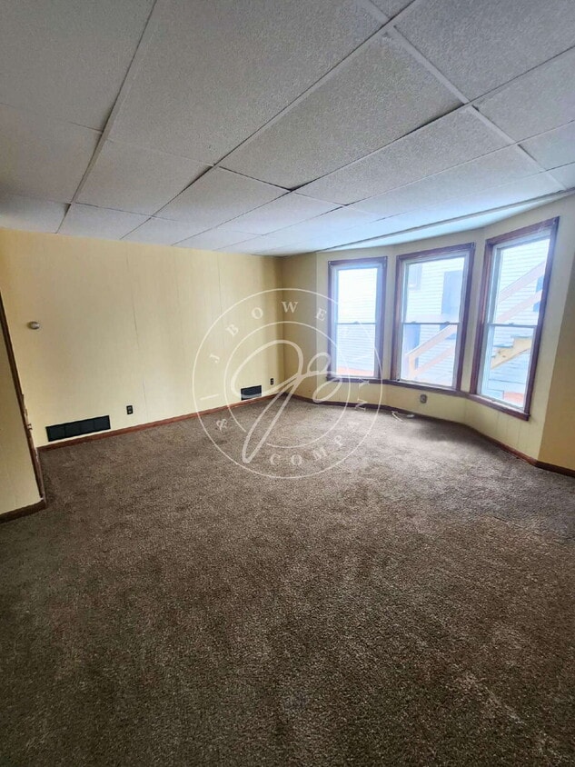 Foto principal - HUGE 2 bed 1 bath apartment ready for you to call home.