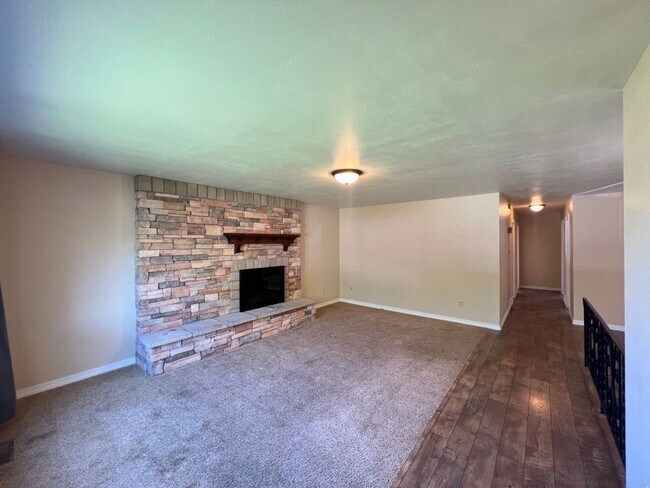 Building Photo - 5 bedroom 3 bathroom home for rent
