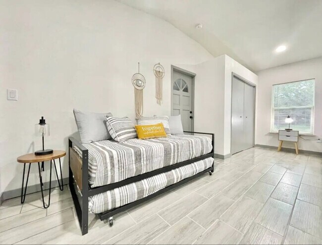 Foto del edificio - 1221 Corbett Ln