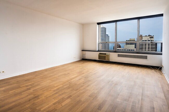 Foto del edificio - 70 W Burton Pl